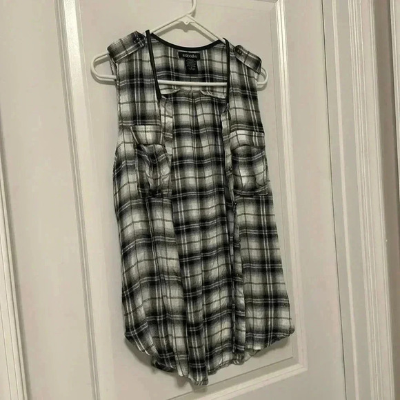 STOOSH Sleeveless Button Down Top (Colors- Black, White & Blue) - Picture 3 of 15